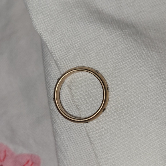 Small Gold toned and small diamond accented ring - Picture 2 of 9